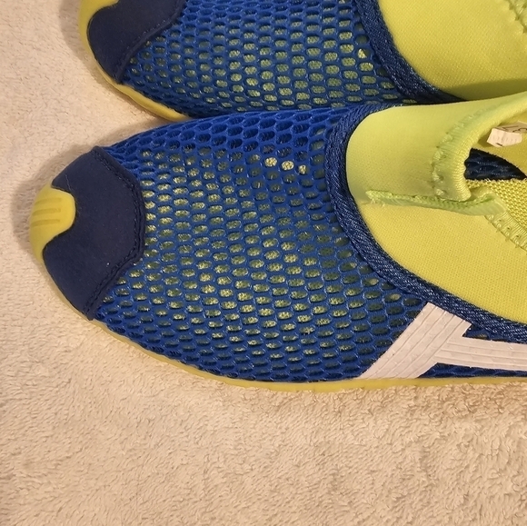 NWOT blue & yellow water shoes size 6.5 - Picture 4 of 7